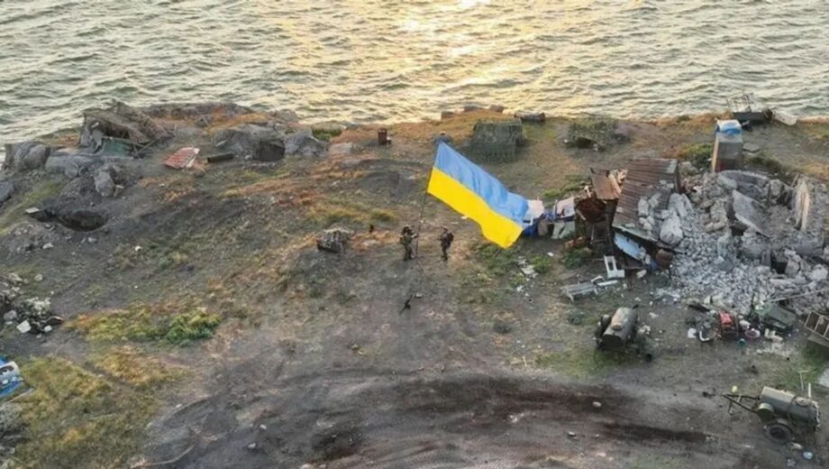 Освобождавшие Змеиный бойцы ГУР 28 часов дрейфовали в море после шторма, – WSJ