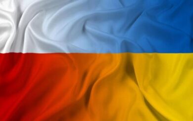 Стенды с изображениями погибших украинских героев в Варшаве вызвали негодование: уважение или неуважение?