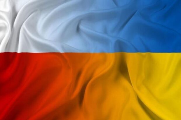 Стенды с изображениями погибших украинских героев в Варшаве вызвали негодование: уважение или неуважение?