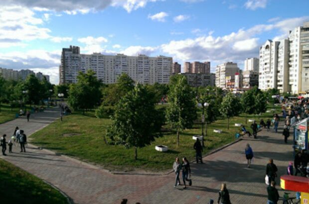 У Києві на Позняках 3-річна дівчинка випала з вікна багатоповерхівки