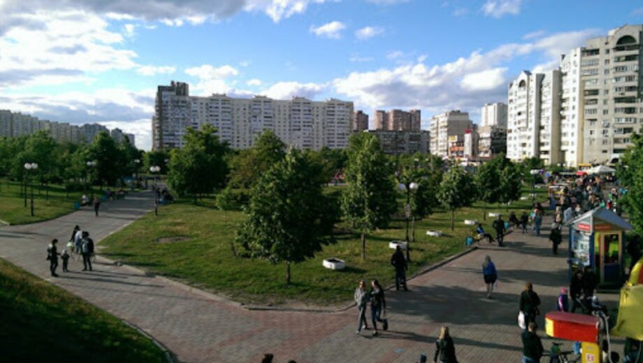 У Києві на Позняках 3-річна дівчинка випала з вікна багатоповерхівки