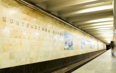 У Києві пасажирка впала під поїзд метро: Рух поїздів зачиняли на чотири станції