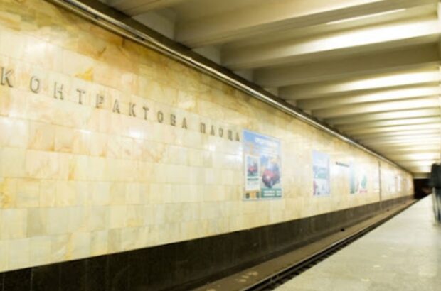 У Києві пасажирка впала під поїзд метро: Рух поїздів зачиняли на чотири станції