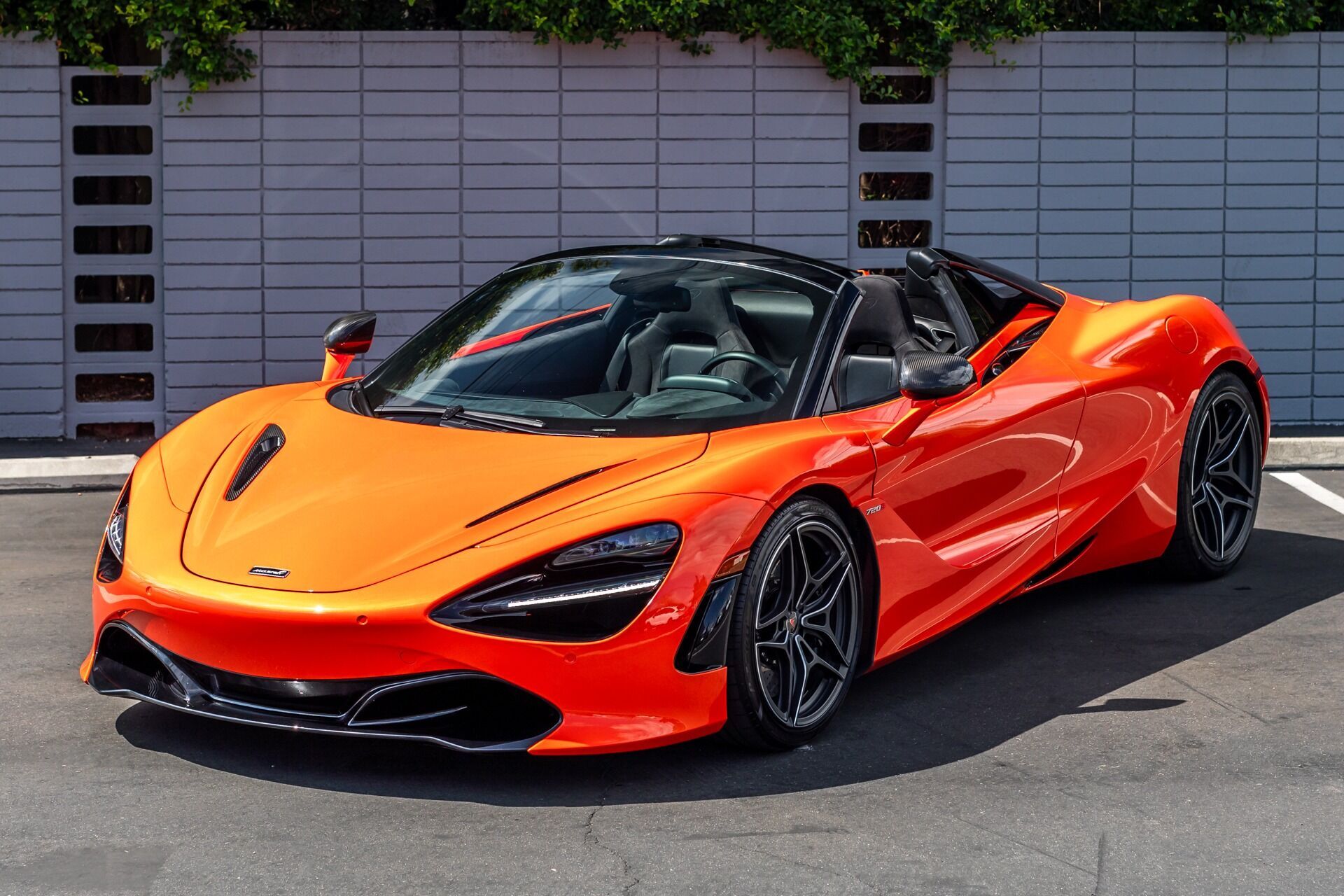 Ferrari, Maserati, Aston Martin: хто в Україні купує елітні авто, вартістю в сотні тисяч доларів
