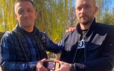 Памятный коин ВОО »Стоп коррупции» вручили военному, ставшему прототипом главного героя сериала »Фортеця»
