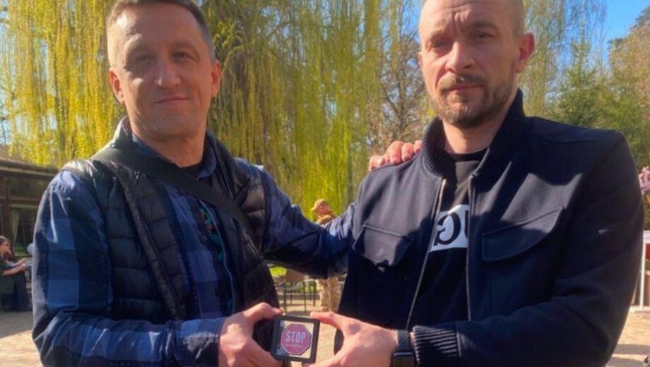 Памятный коин ВОО »Стоп коррупции» вручили военному, ставшему прототипом главного героя сериала »Фортеця»