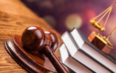 Посадовець ”вирішував питання” за гроші: ДБР викрило ухиляння правоохоронців від служби