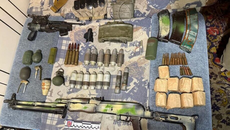 В нацистской форме и с боеприпасами: полиция обнаружила у запорожца домашний склад оружия