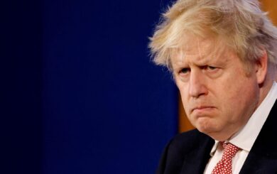 Бывшего премьера Британии Джонсона укусил страус
