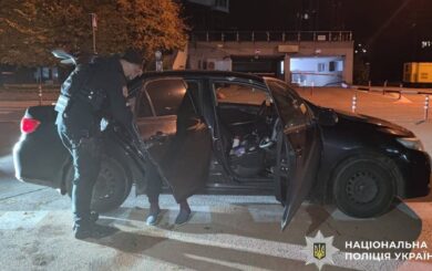 Таксував і возив наркотики: у центрі Києва затримали водія-дилера