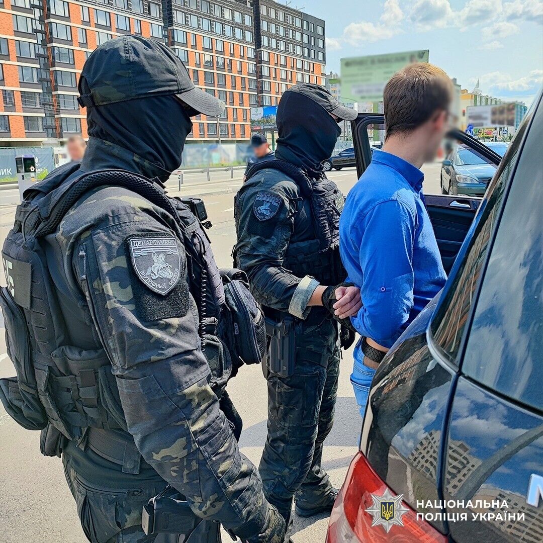Інженер із Київщини торгував бронню від мобілізації та зняттям з розшуку