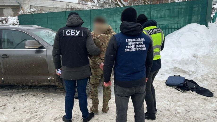 В Тернопольской области разоблачили коррупцию в ТЦК: военнослужащего задержали за взятку в 3 тысячи долларов