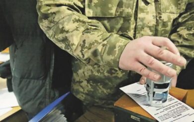 Для забронированных работников установили минимальные требования к зарплате в 2025-2026 годах