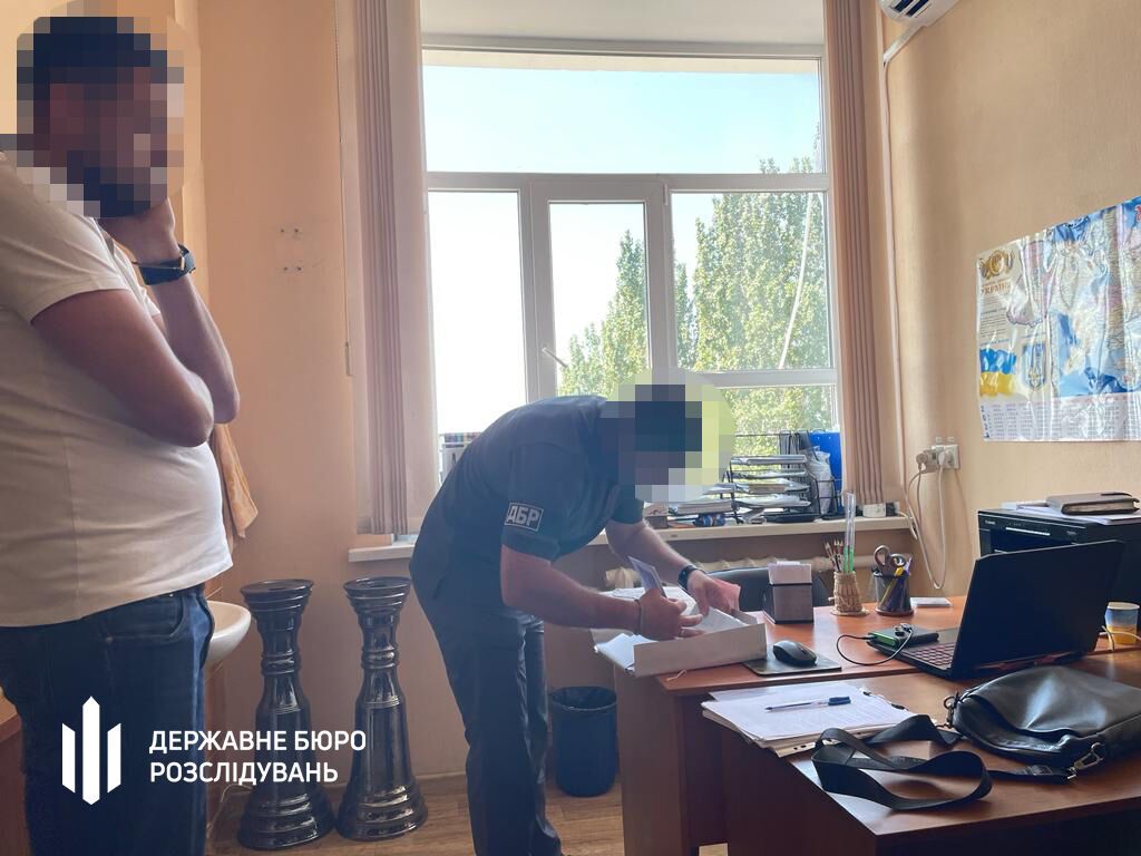 Военные на строительстве: бывший военком Запорожье использовал солдат для ремонта своего дома