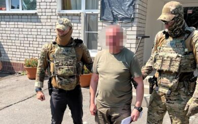 Военные на строительстве: бывший военком Запорожье использовал солдат для ремонта своего дома
