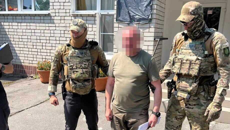 Военные на строительстве: бывший военком Запорожье использовал солдат для ремонта своего дома