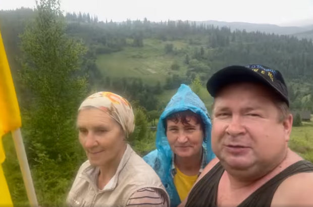 Плели сетки и установили флаг Украины: волонтеры-стопкоровцы совершили рабочую поездку по Львовщине