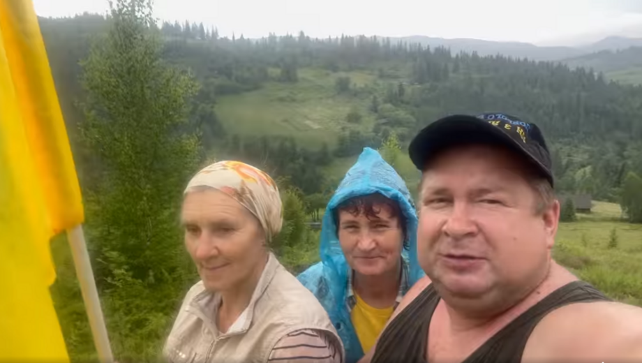 Плели сетки и установили флаг Украины: волонтеры-стопкоровцы совершили рабочую поездку по Львовщине