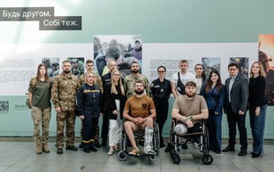 Боль и слезы: на столичном вокзале открыли фотовыставку о ментальном здоровье мужчин