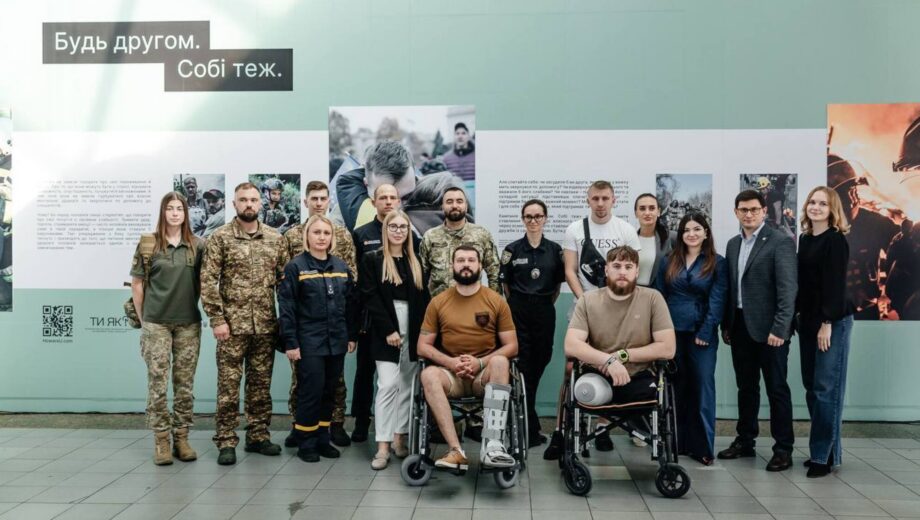 Боль и слезы: на столичном вокзале открыли фотовыставку о ментальном здоровье мужчин