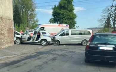 У Чернівцях авто правоохоронців потрапило в ДТП: постраждала поліцейська