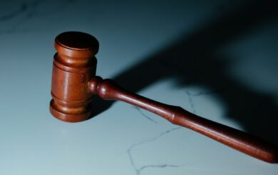 В Изяславе женщина повредила авто ТЦК — как ее решил наказать суд