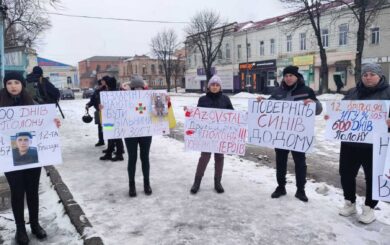 Почему-то боятся: в Лебедине на Сумщине состоялся митинг матерей военнопленных (фото)