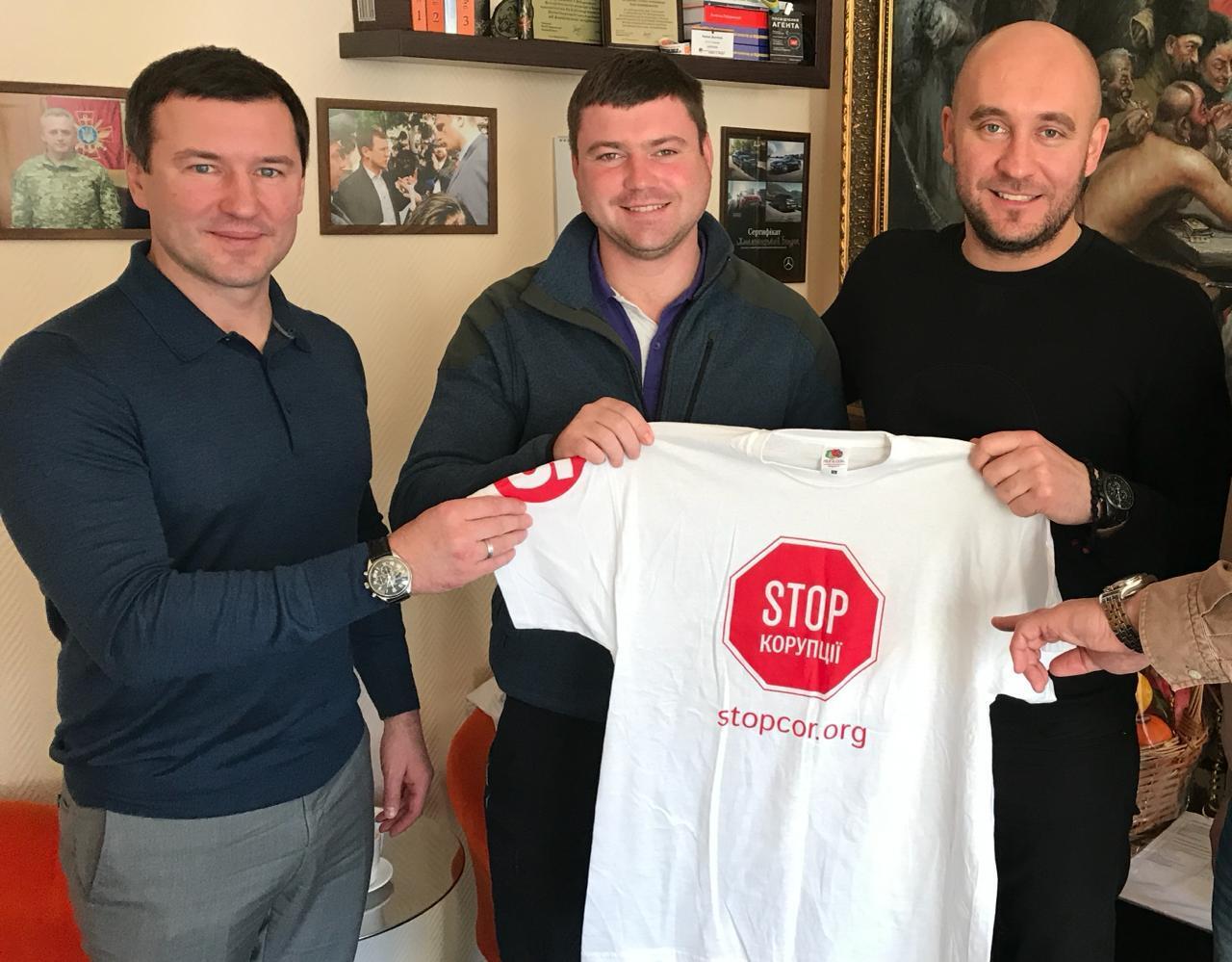 Олександр Порхун (в центрі) зі співзасновниками ВГО ''Стоп корупції'' Богданом Хмельницьким і Романом Бочкалою