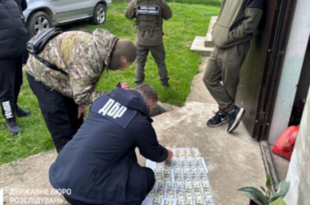 На Буковині затримано правоохоронця, який допомагав ухилянтам незаконно перетинати кордон