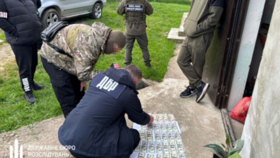 На Буковині затримано правоохоронця, який допомагав ухилянтам незаконно перетинати кордон