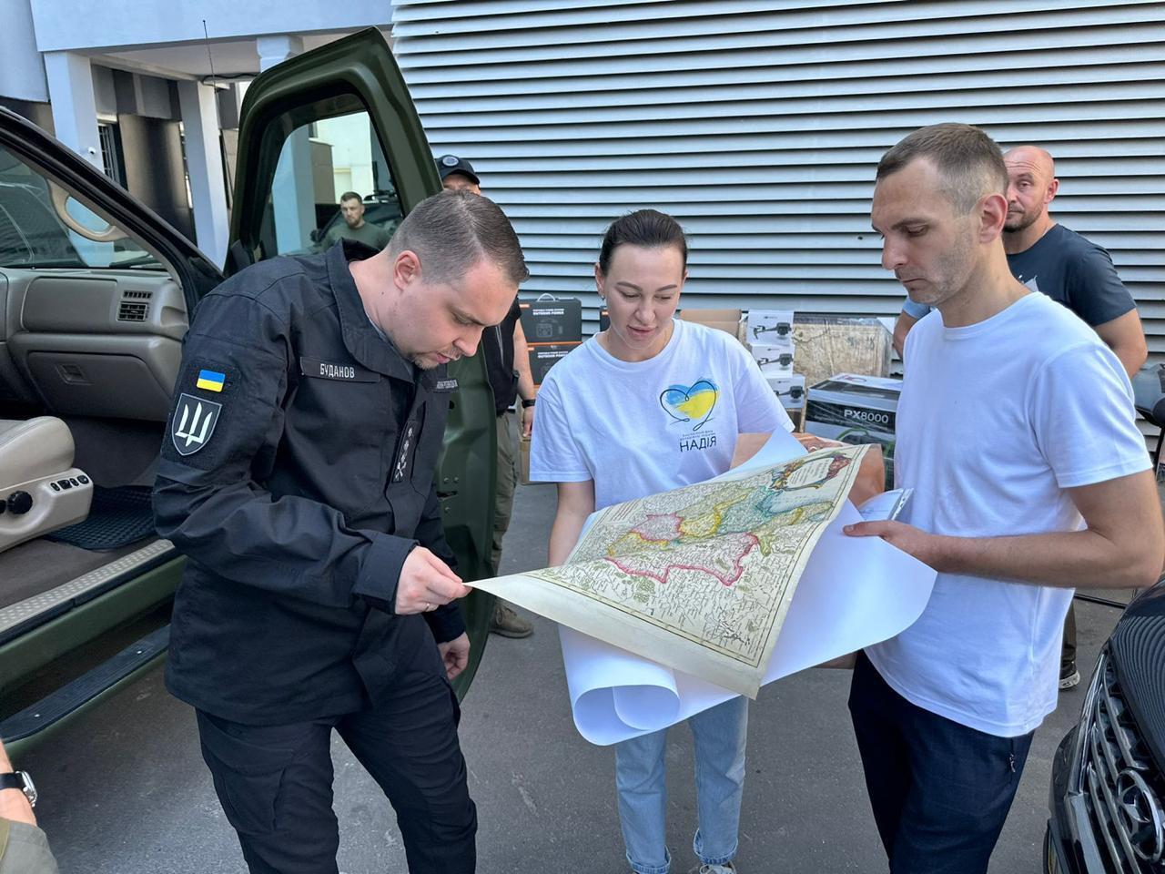 Кирилл Буданов получил символический подарок – старинные карты Украины