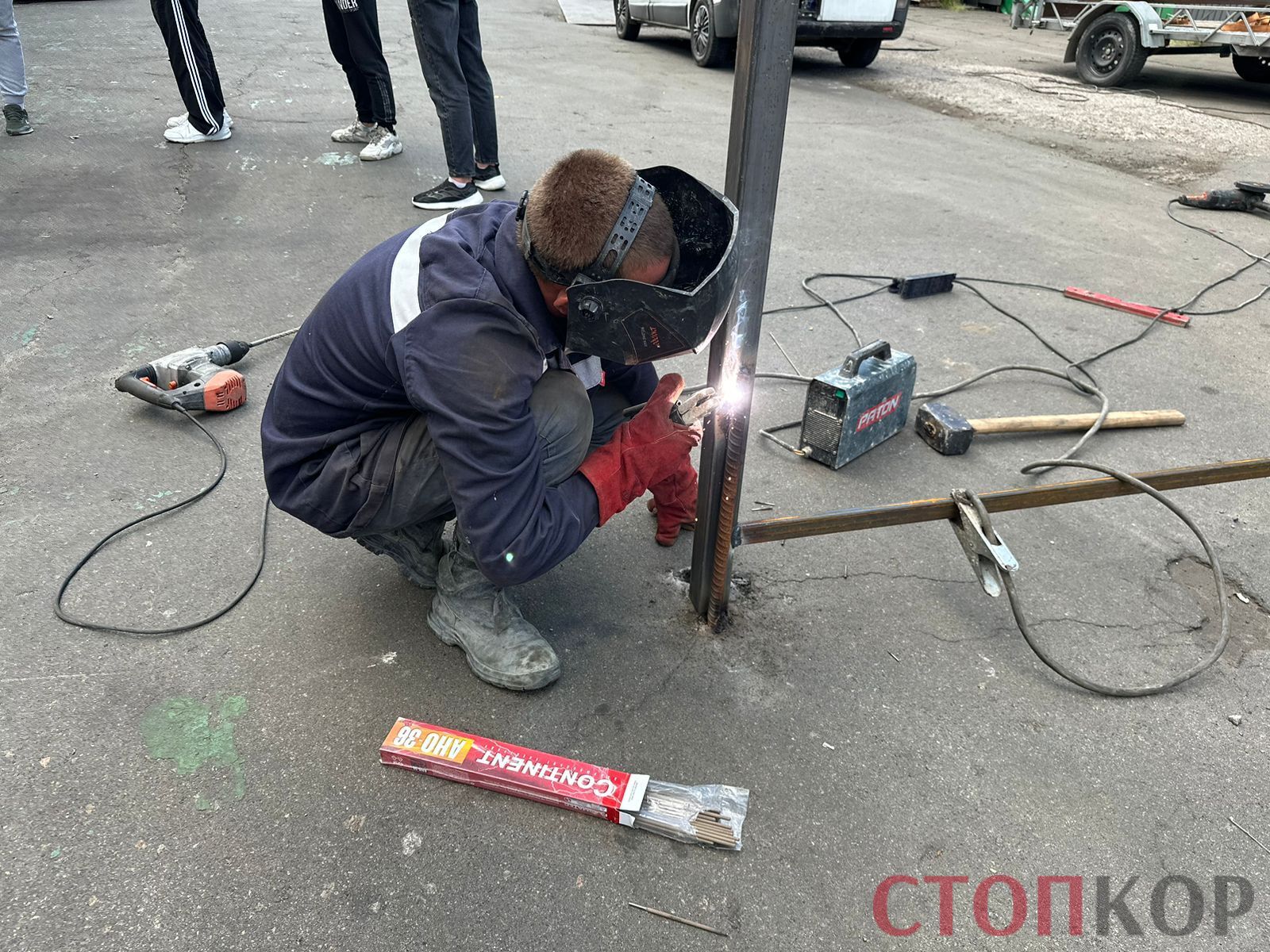 Неизвестные несанкционированно огородили забором часть территории предприятия
