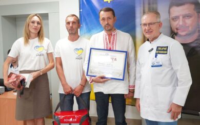 Валерий Дубиль передал аппарат Easy Pulse Днепропетровской областной клинической больнице имени Мечникова