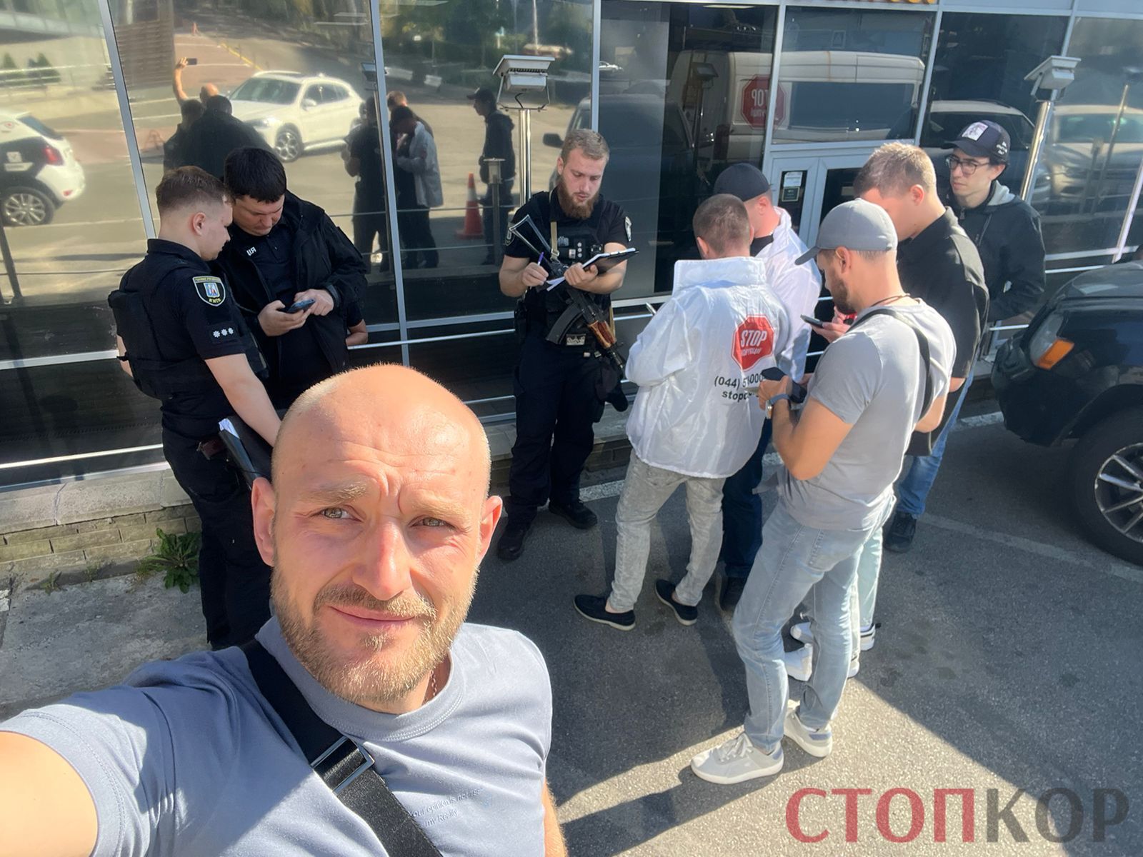 На месте работают медики и полиция