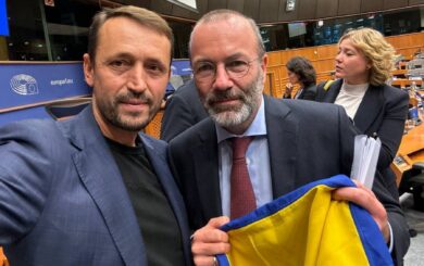 Валерий Дубиль передал флаг Украины президенту Европейской народной партии Манфреду Веберу