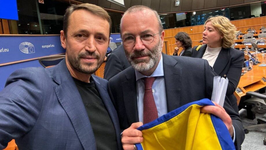 Валерий Дубиль передал флаг Украины президенту Европейской народной партии Манфреду Веберу