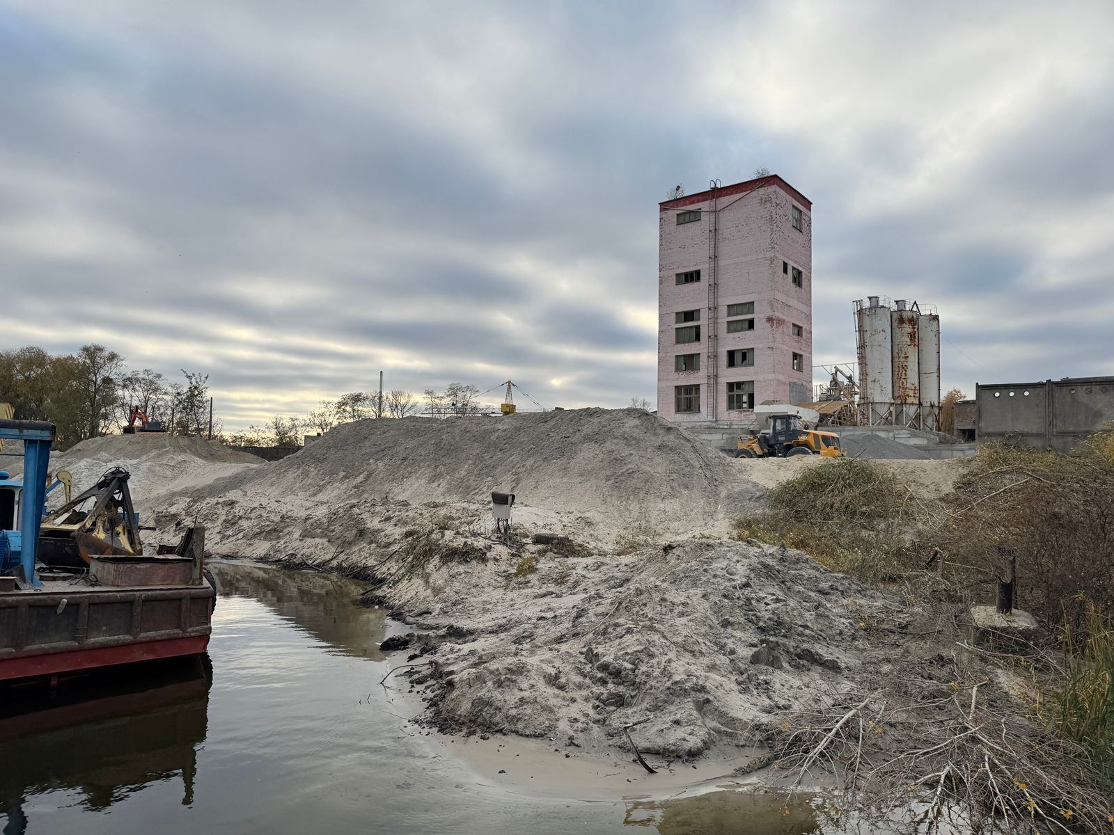 Отгрузка песка производится без документов на аренду участка.