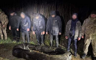 П’ятеро чоловіків намагалися перетнути кордон у двомісному човні (відео)