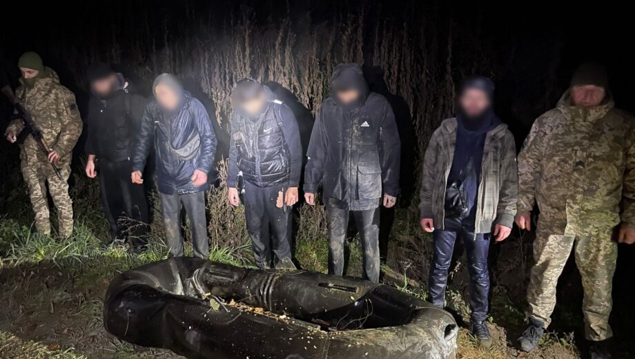 П’ятеро чоловіків намагалися перетнути кордон у двомісному човні (відео)