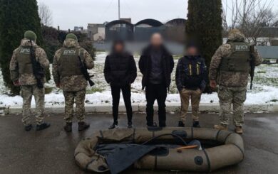 Несовершеннолетние проводники и резиновая лодка: пограничники разоблачили схему пересечения границы