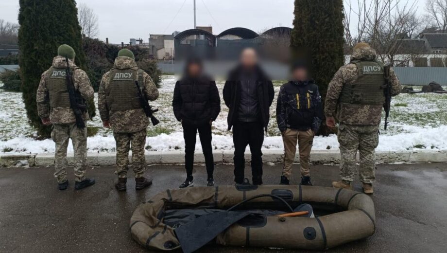 Несовершеннолетние проводники и резиновая лодка: пограничники разоблачили схему пересечения границы