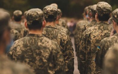 До 31 июля – обязательно: 17-летних ребят ставят на военный учет – что нужно знать