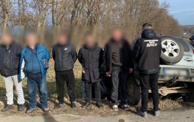 Чернівецькі прикордонники затримали групу осіб, які намагалися незаконно перетнути кордон до Молдови
