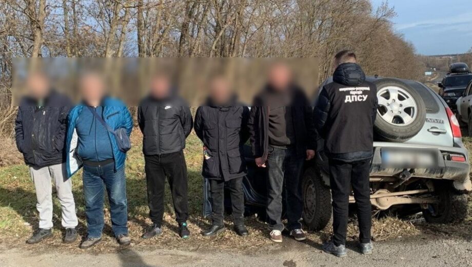 Чернівецькі прикордонники затримали групу осіб, які намагалися незаконно перетнути кордон до Молдови