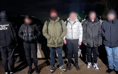 Нелегальний бізнес на Буковині: жінка за десятки тисяч доларів вивозила людей до ЄС