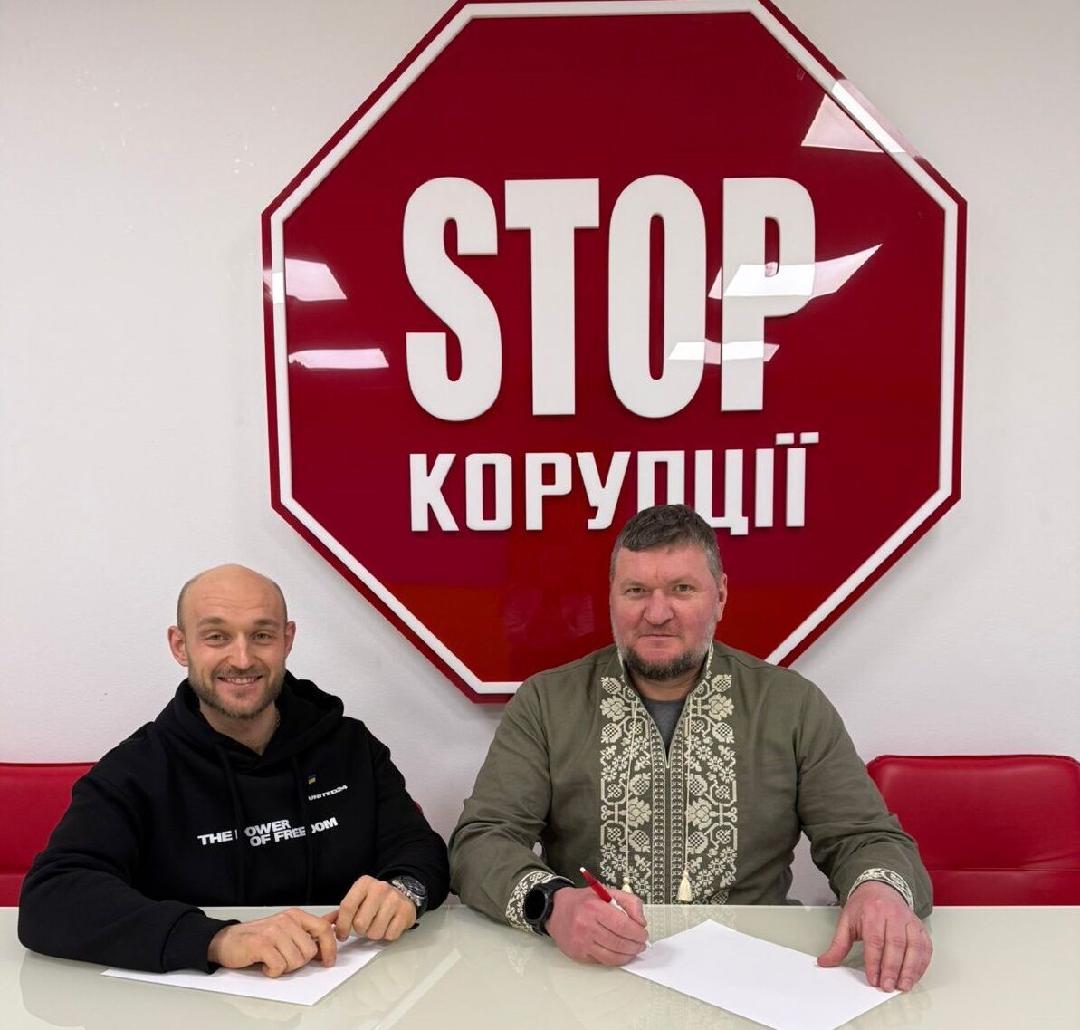 Игорь Бонадрчук и Владимир Рыбалкин в офисе ВОО ''Стоп коррупции''