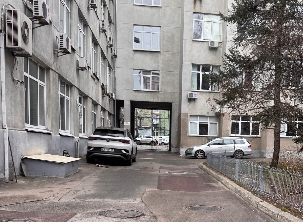 Після публікації СтопКору машина зникла з парковки НАН