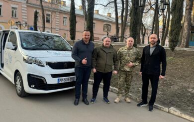 Шанс на спасение: БФ »Милосердие и Здоровье» передал военным современные реанимобили