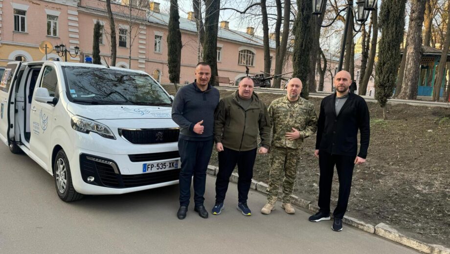Шанс на спасение: БФ »Милосердие и Здоровье» передал военным современные реанимобили