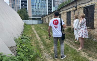Зруйнували гаражі, напали на інженера: ”тітушки” KSM-Group атакували Інститут мікробіології в Києві (фото)
